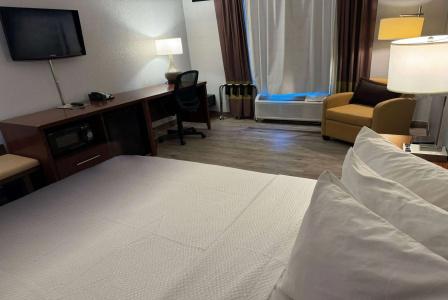 Super 8 by Wyndham/Airport - 3