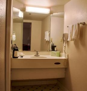 La Quinta Inn by Wyndham Bakersfield South - 17