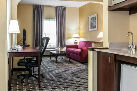 Clarion Inn & Suites Northwest - 46