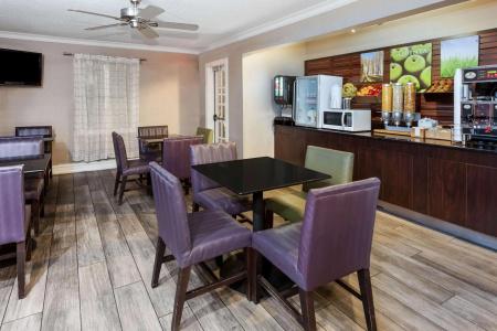 La Quinta Inn by Wyndham I-35 - 12