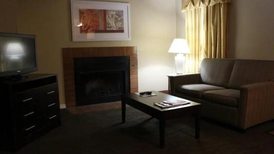 Hawthorn Suites East - 98