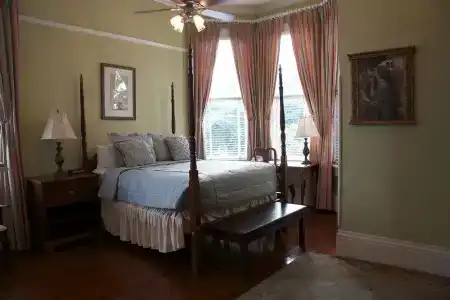 The Queen Anne - 16