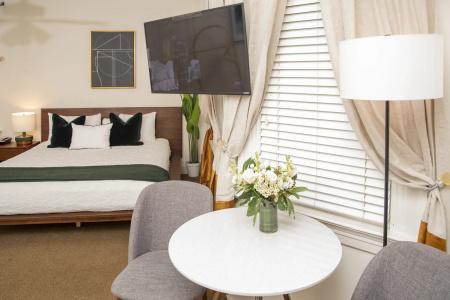 Washington Square Inn - 112