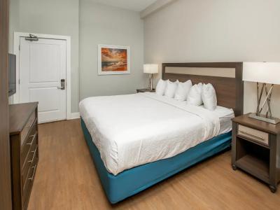 Commander & Suites - 80