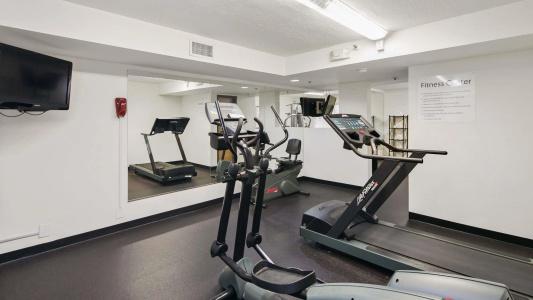 Best Western Plus Thunderbird Suites - 17