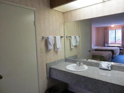 Days Inn by Wyndham Anaheim West - 10