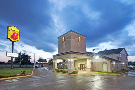 Super 8 by Wyndham Dallas East - 11