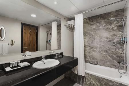 Hawthorn Suites by Wyndham Abu Dhabi City Center - 75