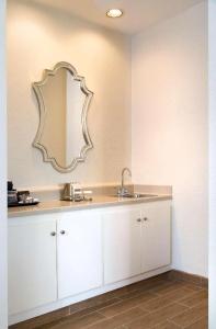 DoubleTree Suites by Hilton - 32