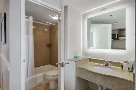 Best Western Plus Holiday Sands Inn & Suites - 8