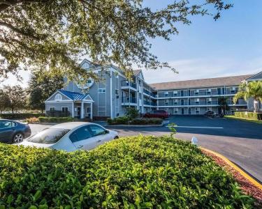HomeTowne Studios by Red Roof Orlando South - 10
