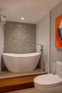 The Waterfront Beach Resort, A Hilton - 213