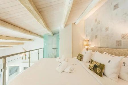 Blue Carpet Luxury Suites - 112