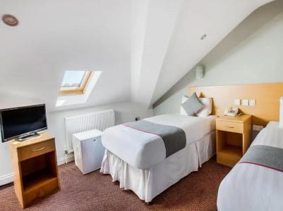 Oyo London Guest House - 100