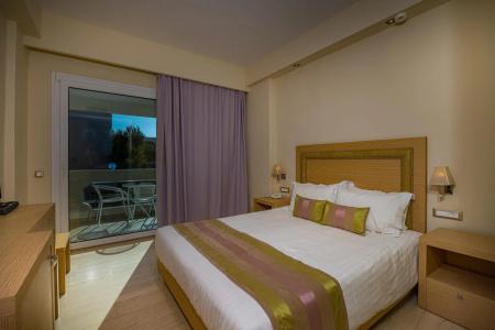 Alexandra Beach Resort & Spa - 4
