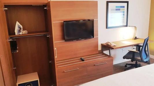 Holiday Inn Express and Suites, an IHG - 85