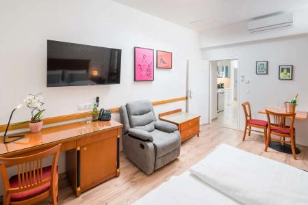 Best Western Plus Celebrity Suites - 84