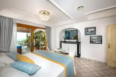 Eden Roc Suites - 312