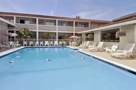 Ramada by Wyndham Portland Airport - 13
