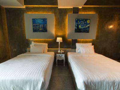 Kroque Boutique & Bistro - 2