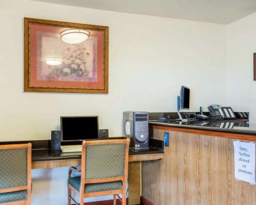 Rodeway Inn - 4