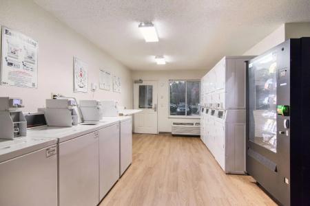 HomeTowne Studios by Red Roof Raleigh – - 14