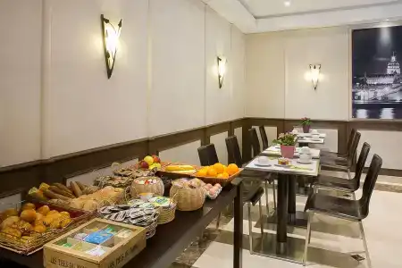 Best Western Au Trocadéro - 11