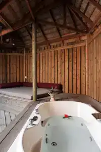Komandoo Island Resort & Spa - 5