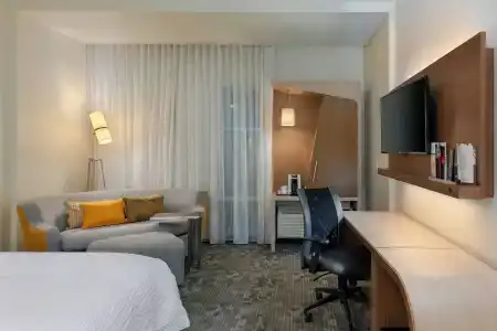 Courtyard by Marriott Savannah Airport - 4