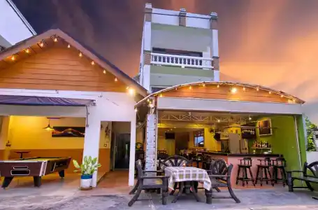 Hugs Guesthouse - 18