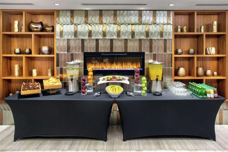 Doubletree by Hilton Airport, ON - 11