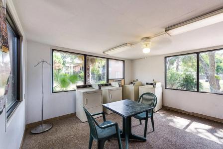 Econo Inn & Suites - 7