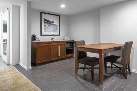 Hampton Inn - Suites-Civic Center - 59