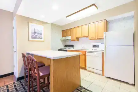 Hawthorn Suites East - 6