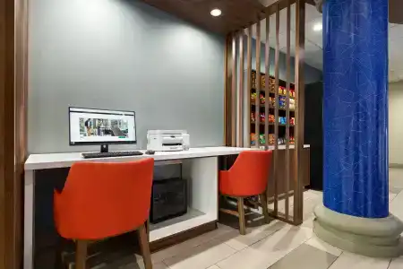 Holiday Inn Express & Suites Central - 33