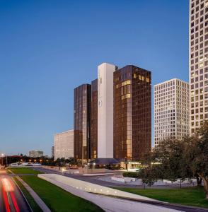 DoubleTree by Hilton Houston Greenway Plaza - 22