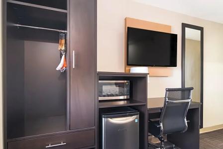 Erie Inn and Suites - 24