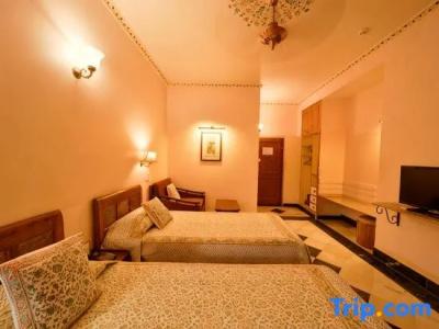 Arya Niwas - 177
