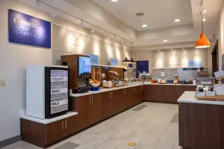 Holiday Inn Express & Suites West - 17
