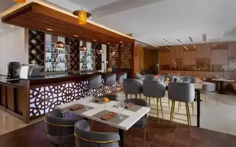 DoubleTree by Hilton - 4