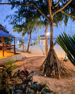 Sunny Palms Beach Bungalows - 24