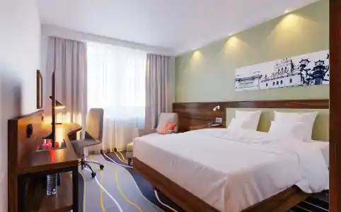 Hampton by Hilton - 6