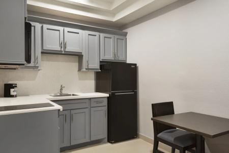 Days Inn & Suites by Wyndham Houston Hobby Airport - 2