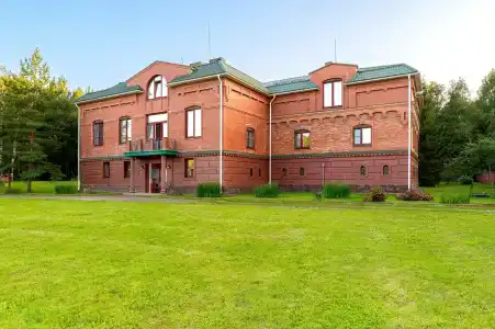 Дом с бассейном сауной и огромной территорией - 9