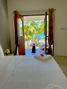 Sunny Palms Beach Bungalows - 58