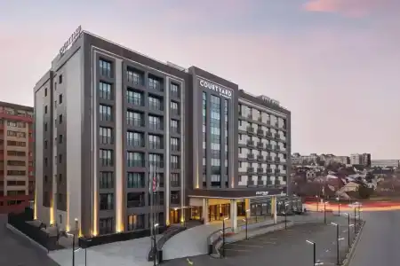 Courtyard by Marriott - 1