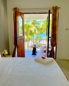 Sunny Palms Beach Bungalows - 14