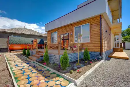 Hillside Karakol B&B - 0