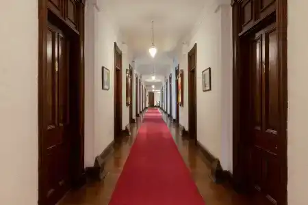 Queen's - 4