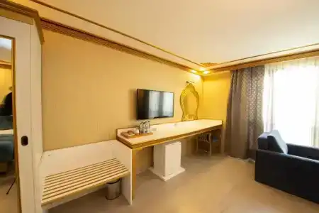 Empire Suite - 33